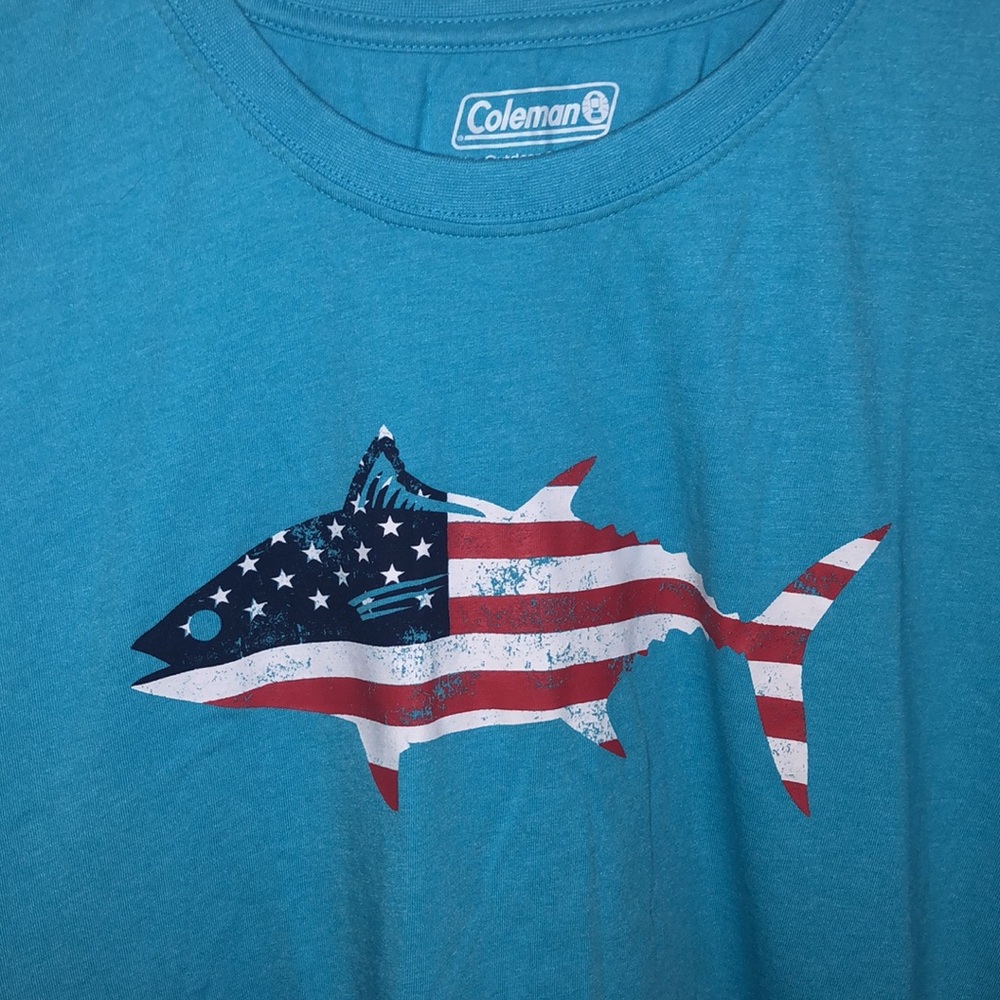 Short sleeve shirt with American flag fish